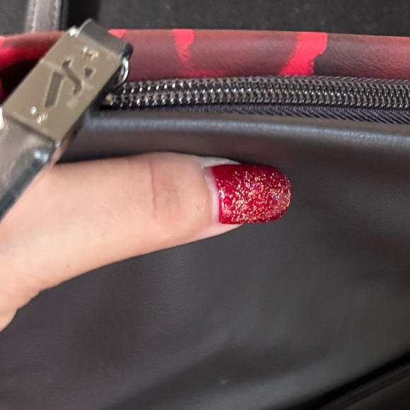 Simply Vera Vera Wang Red Rose Bloom Garrison Crossbody - like new tag fell off - Picture 11 of 11